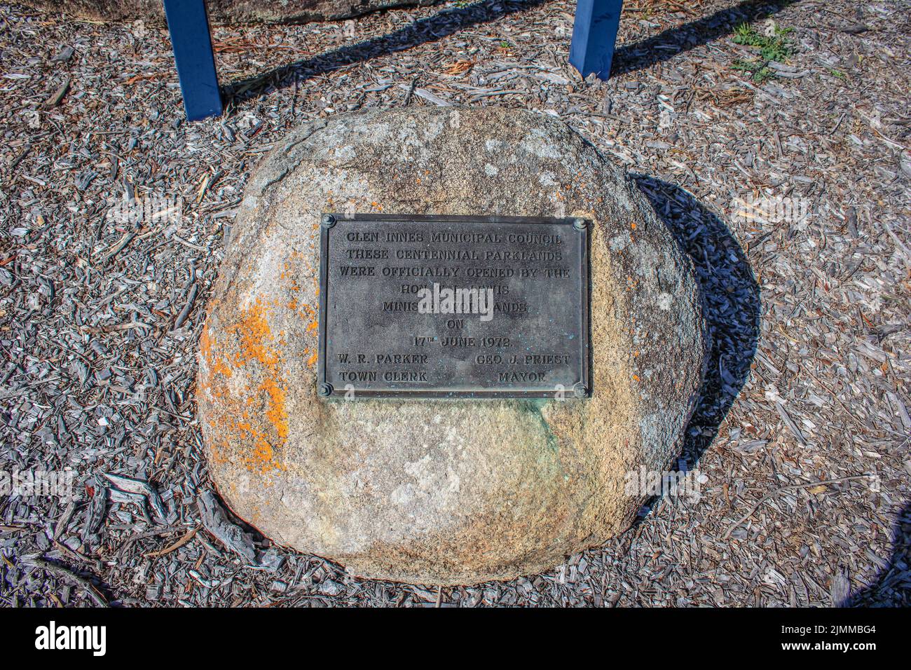 Ein Schild auf dem Felsen mit Informationen über Standing Stones Stockfoto