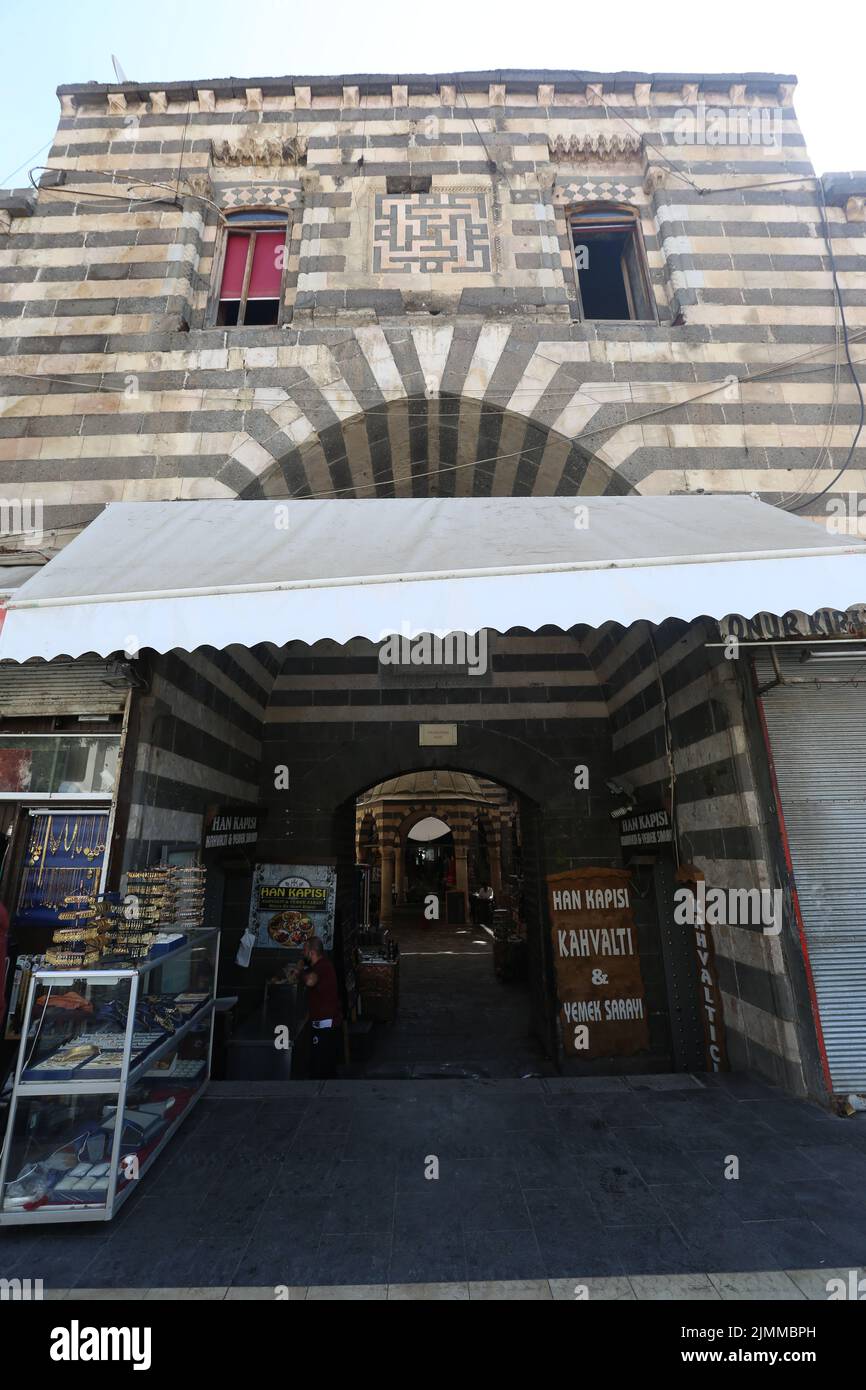 Eine vertikale Aufnahme des Eingangs des berühmten Budeyri Hani Cafés in Diyarbakir, Türkei Stockfoto