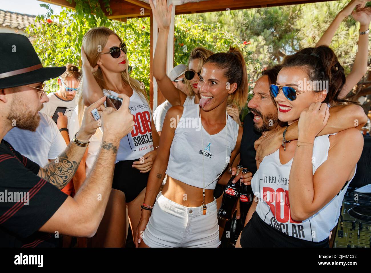 Frankreich, St. Tropez, 15. August 2017: Go Go-Tänzer tanzen neben einem beliebten DJ während seiner Performance auf einer Poolparty, Summertim Stockfoto