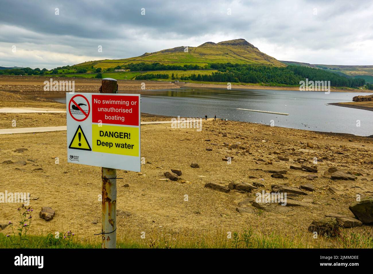 Schild und niedriger Wasserstand im Dovestones Reservoir, im Chew Valley, Greater Manchester, der sehr trockene Sommer 2022, Dürre Stockfoto