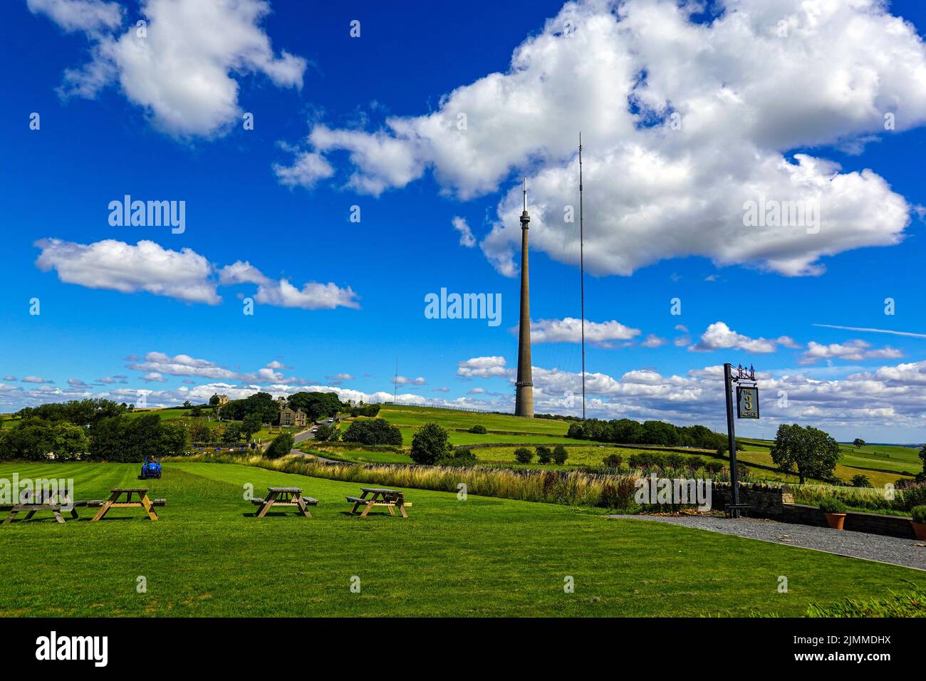Emley Moor Mast, Sendeturm, gegen einen blauen Himmel, West Yorkshire Stockfoto