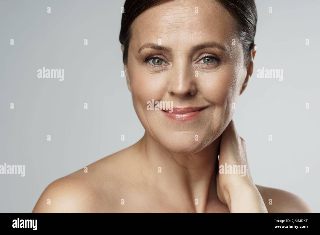 Schöne Frau mittleren Alters mit sauberer faltiger Haut Stockfoto