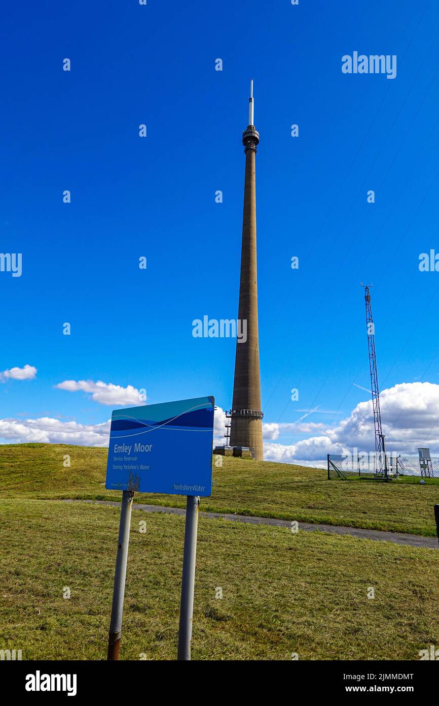 Emley Moor Mast, Sendeturm, gegen einen blauen Himmel, West Yorkshire Stockfoto