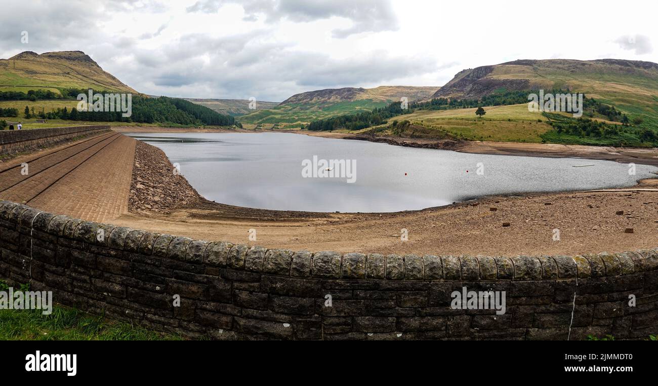 Niedriger Wasserstand im Dovestones Reservoir, im Chew Valley, Greater Manchester, der sehr trockene Sommer 2022, Dürre Stockfoto