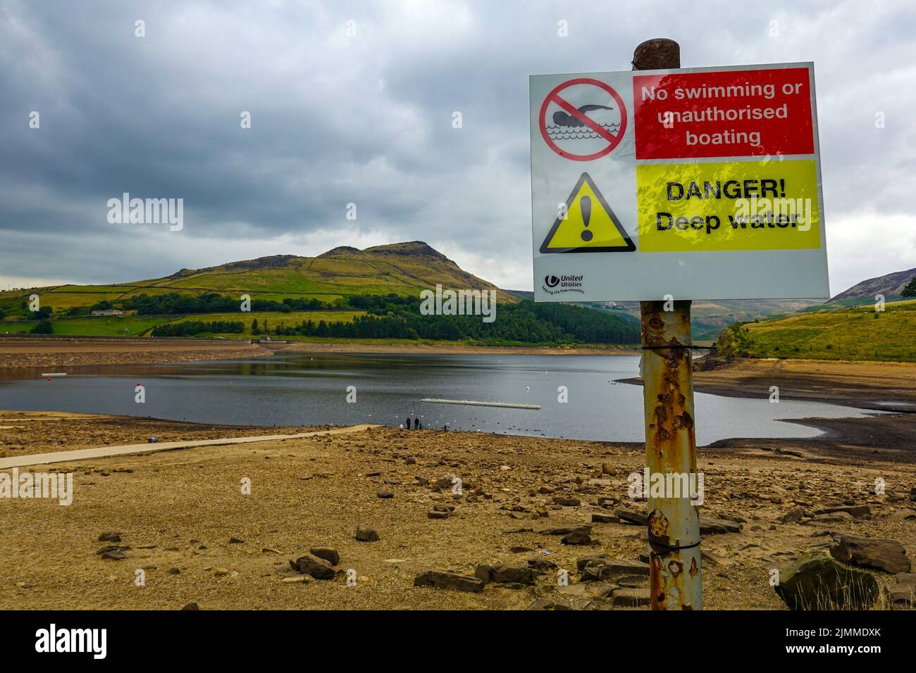 Schild und niedriger Wasserstand im Dovestones Reservoir, im Chew Valley, Greater Manchester, der sehr trockene Sommer 2022, Dürre Stockfoto