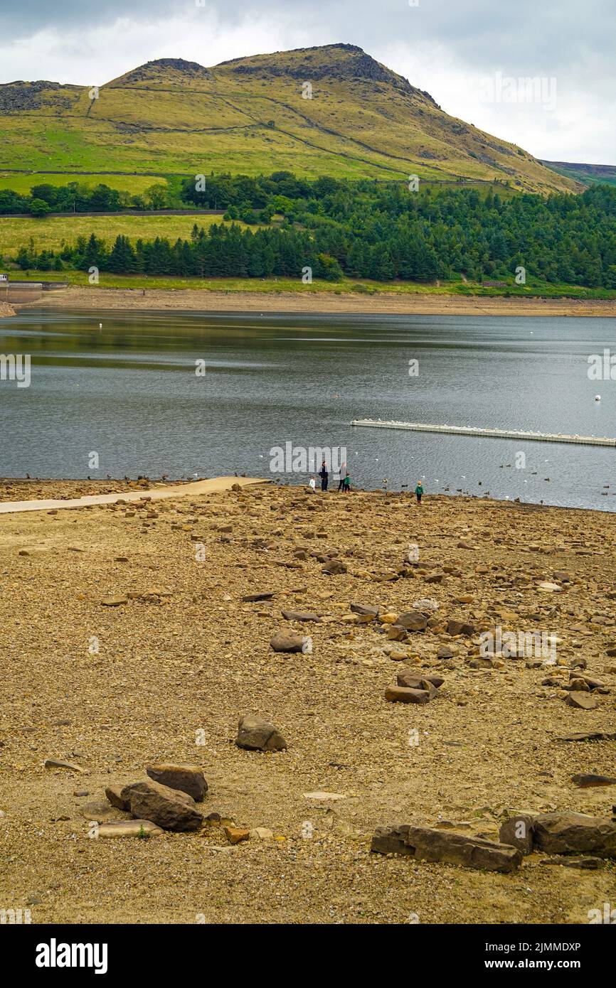 Niedriger Wasserstand im Dovestones Reservoir, im Chew Valley, Greater Manchester, der sehr trockene Sommer 2022, Dürre Stockfoto