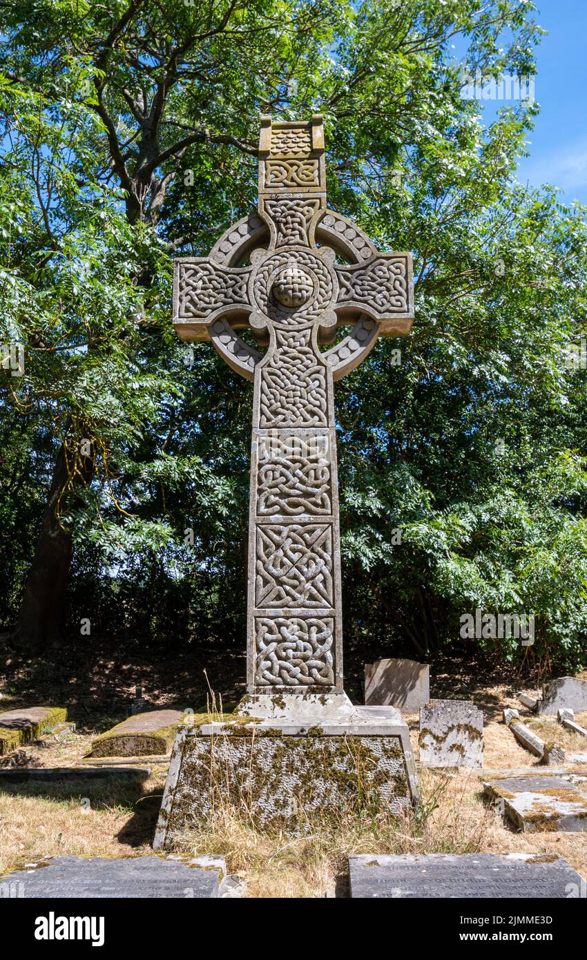 Großes keltisches Kreuz in der Dorfkirche von Mattingley, Hampshire, England, Großbritannien Stockfoto