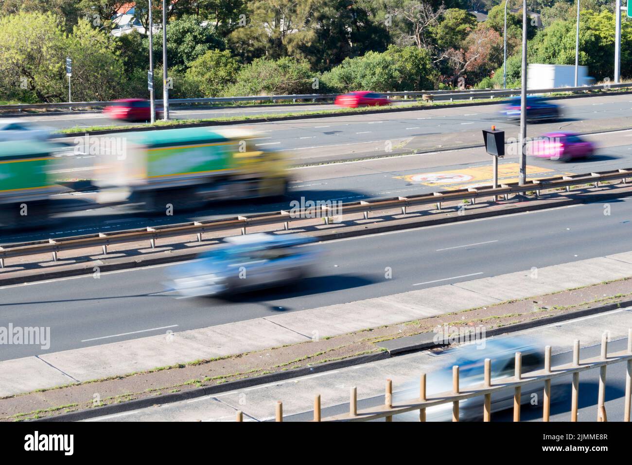 Blick Richtung Süden von Nord-Sydney, mittäglicher Wochenendverkehr auf dem Gore Hill Freeway in Sydney, New South Wales, Australien Stockfoto