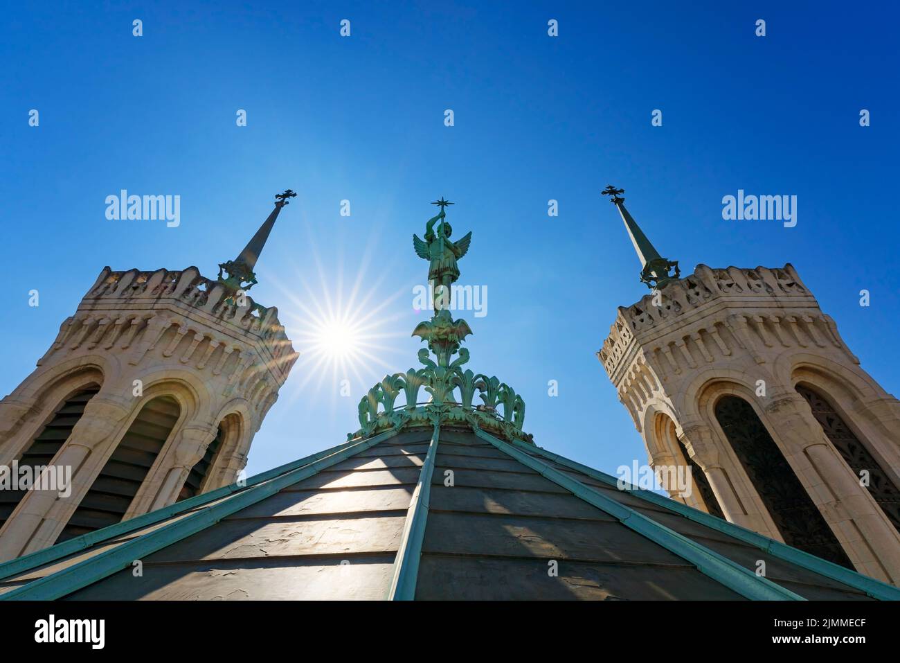 Blick auf die Statue von Saint-Michel auf der Spitze der basilika notre-dame-de-Fourviere in Lyon, Frankreich Stockfoto