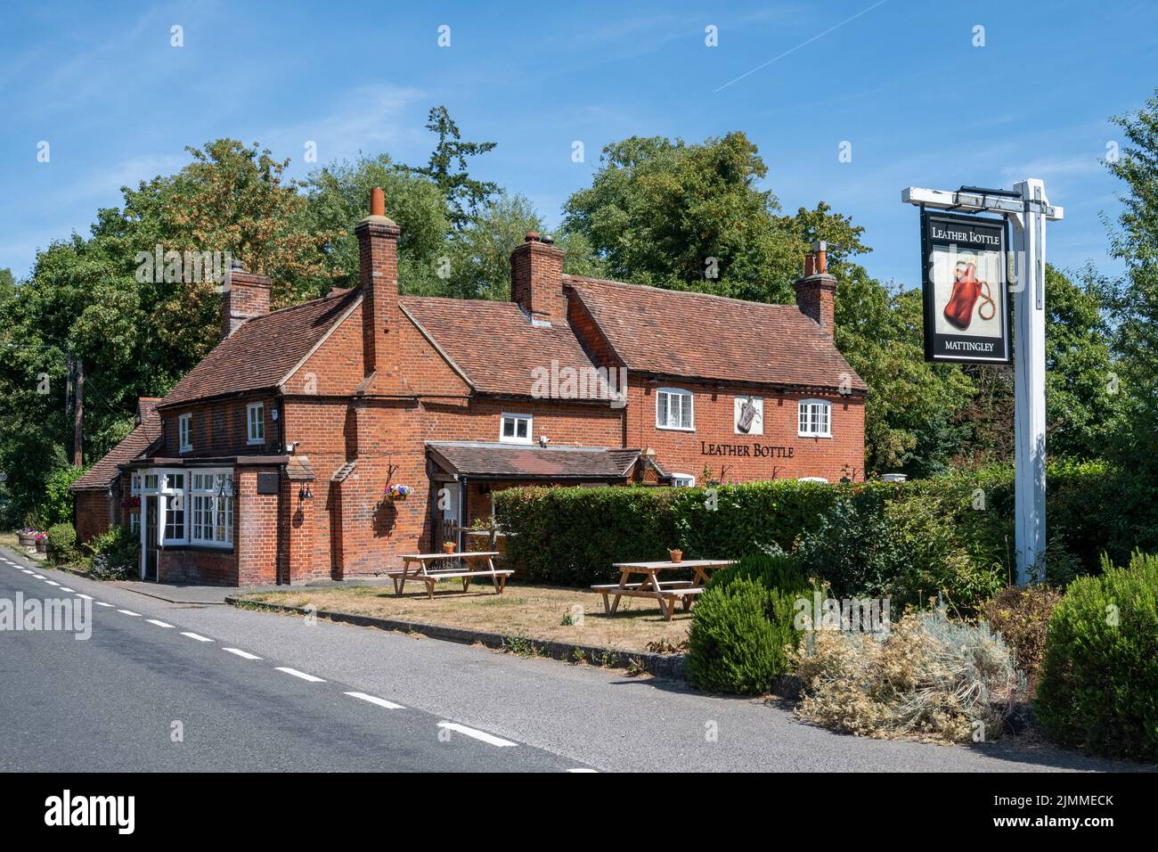 The Leather Bottle Pub in Mattingley, Hampshire, England, einem alten Dorfgasthof. Stockfoto