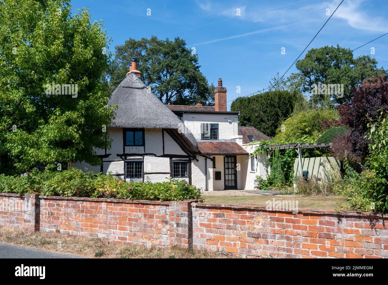 Mattingley Village, Hampshire, England, Großbritannien, ein Reethäuschen im Sommer Stockfoto