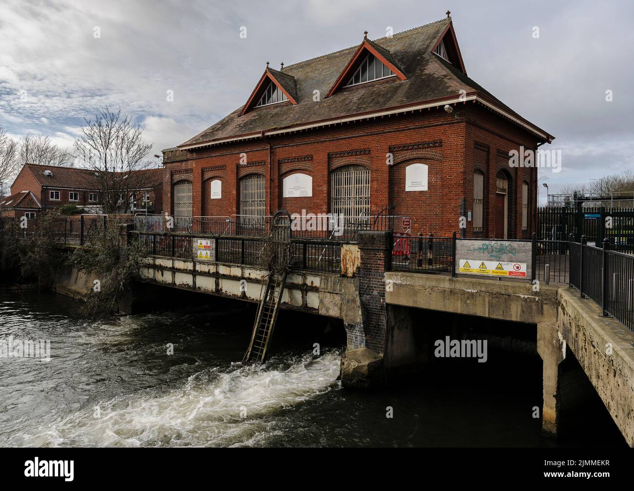 New Mills Sluice und alte wasserbetriebene Luftkompressorstation werden am Fluss Wensum in Nowrich restauriert. Stockfoto