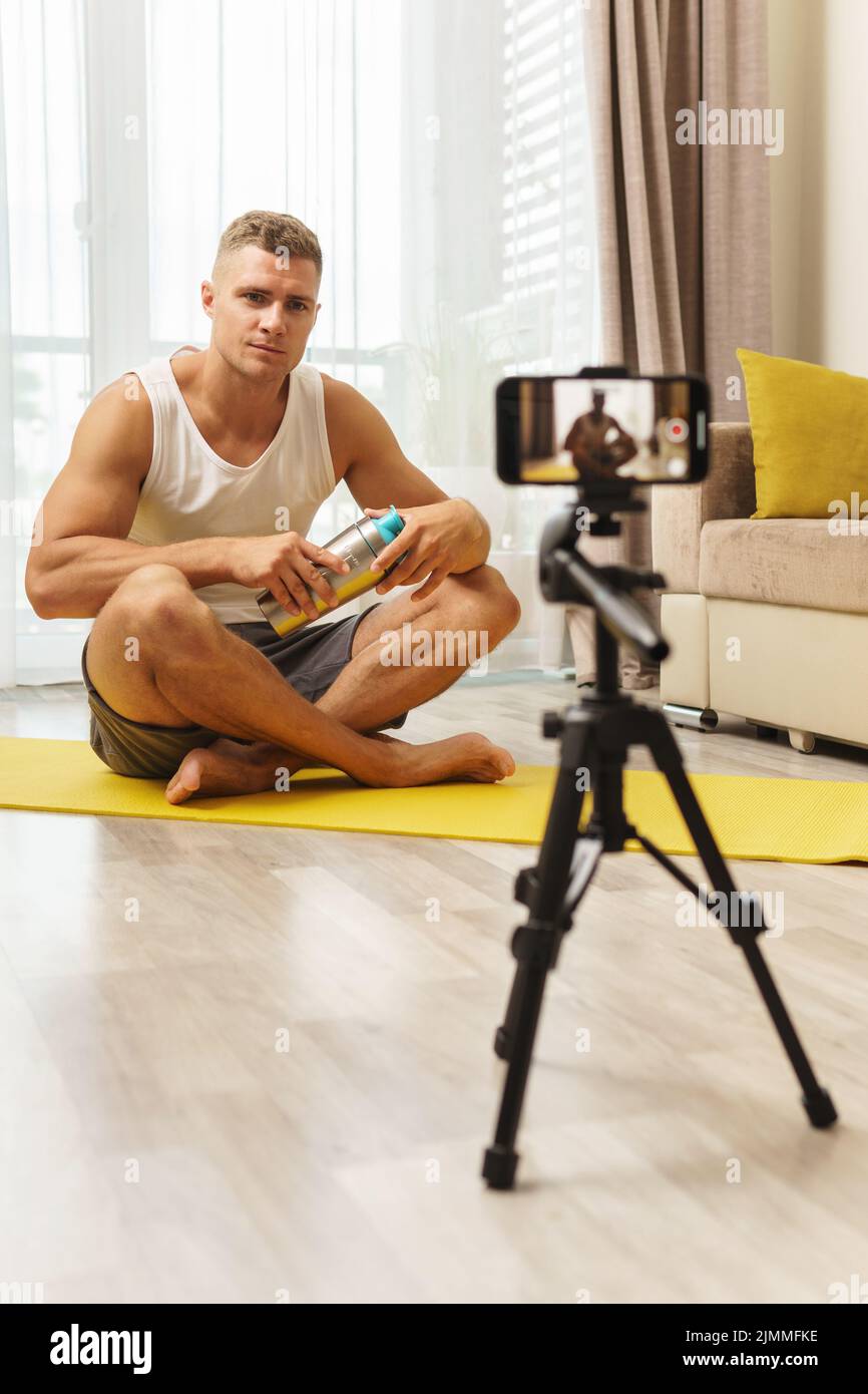Fitness-Blogger streamen oder aufzeichnen von Videos für seine Abonnenten Stockfoto
