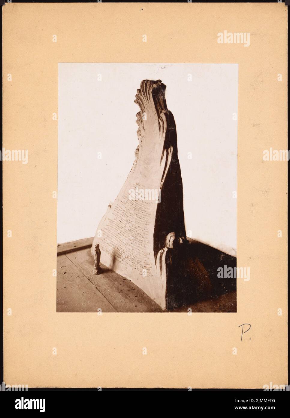 Poelzig Hans (1869-1936), Gedenkstätte im Innenhof der Friedrich-Wilhelms-Universität (Humboldt-Universität), Berlin (ohne Jahr): Modell (Fotomontage). Foto auf Papier, auf Karton, 32,7 x 24,3 cm (einschließlich Scankanten) Stockfoto
