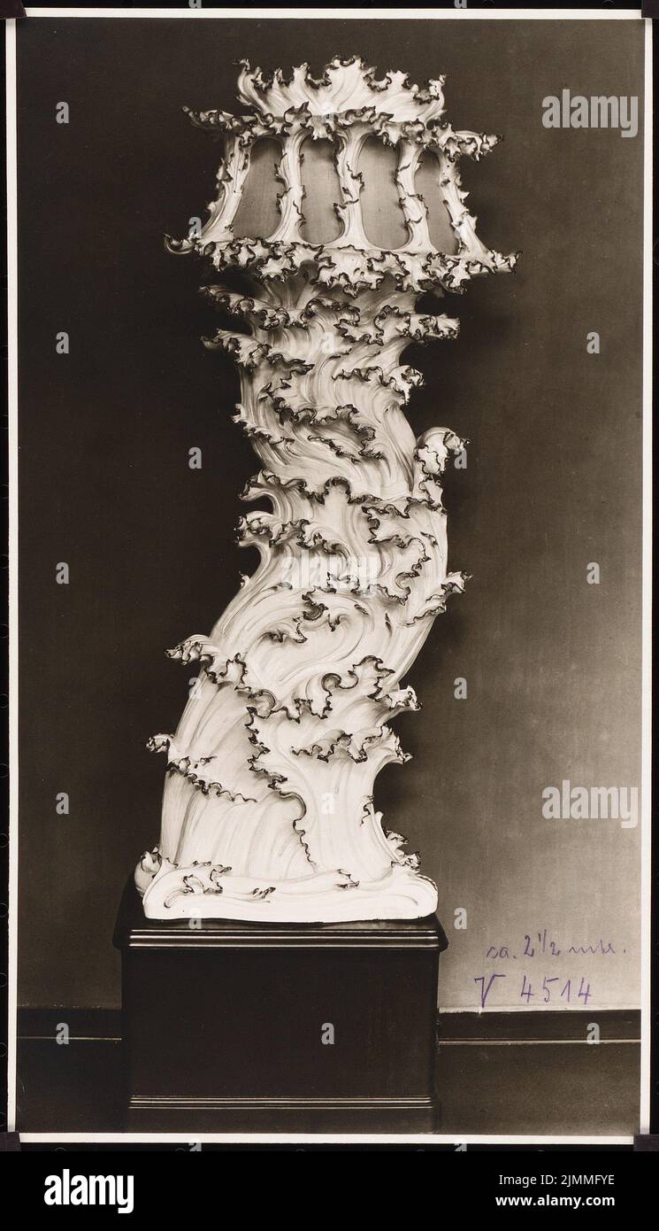 Poelzig Hans (1869-1936), Porzellanausstellung Volkstedter-Modelle nach Entwürfen von Poelzig und Moeschke in der Kunsthalle Mannheim (ohne Jahr): Kandelaber. Foto auf Papier, 23,1 x 13,2 cm (einschließlich Scankanten) Stockfoto