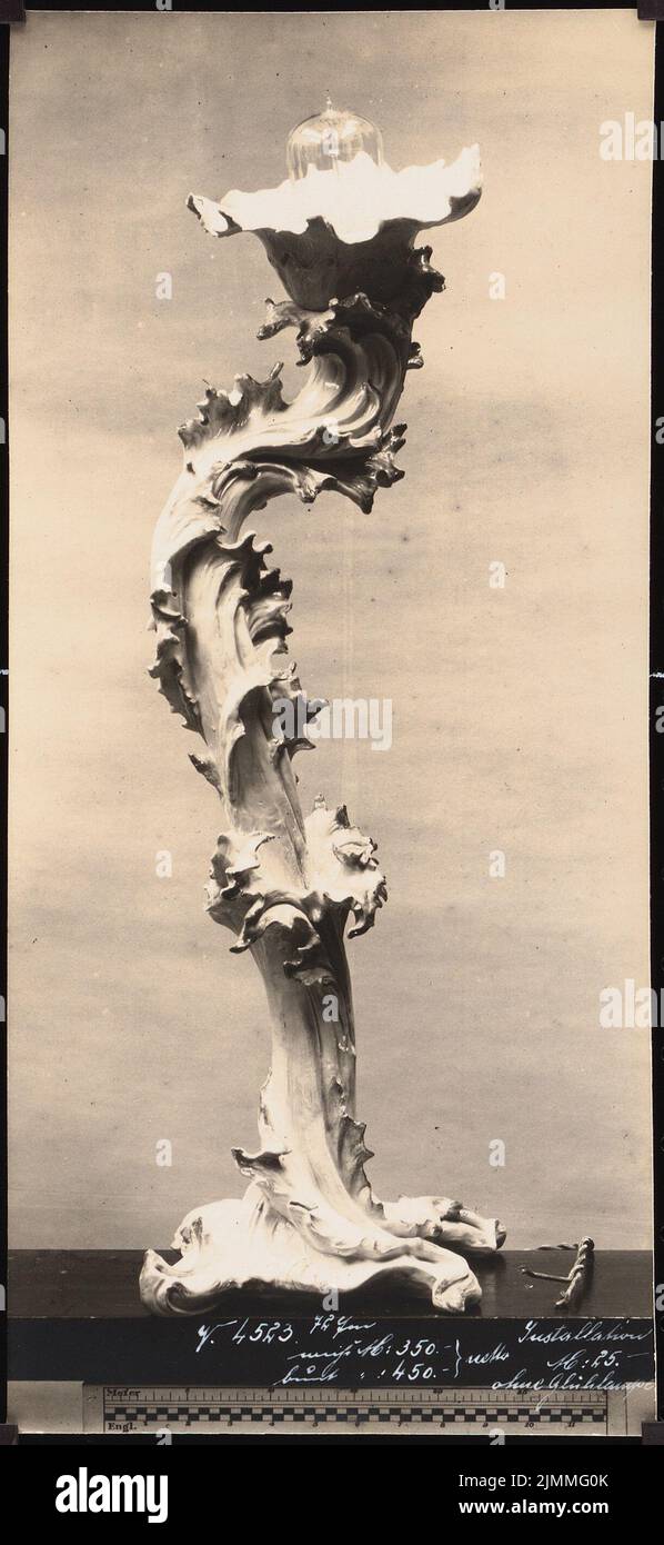 Poelzig Hans (1869-1936), Porzellanausstellung Volkstedter-Modelle nach Entwürfen von Poelzig und Moeschke in der Kunsthalle Mannheim (ohne Jahr): Kandelaber. Foto auf Papier, 22,5 x 10,3 cm (einschließlich Scankanten) Stockfoto