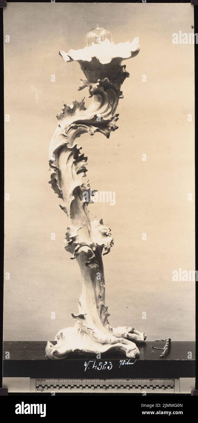 Poelzig Hans (1869-1936), Porzellanausstellung Volkstedter-Modelle nach Entwürfen von Poelzig und Moeschke in der Kunsthalle Mannheim (ohne Jahr): Kandelaber. Foto auf Papier, 22,2 x 11,2 cm (einschließlich Scankanten) Stockfoto