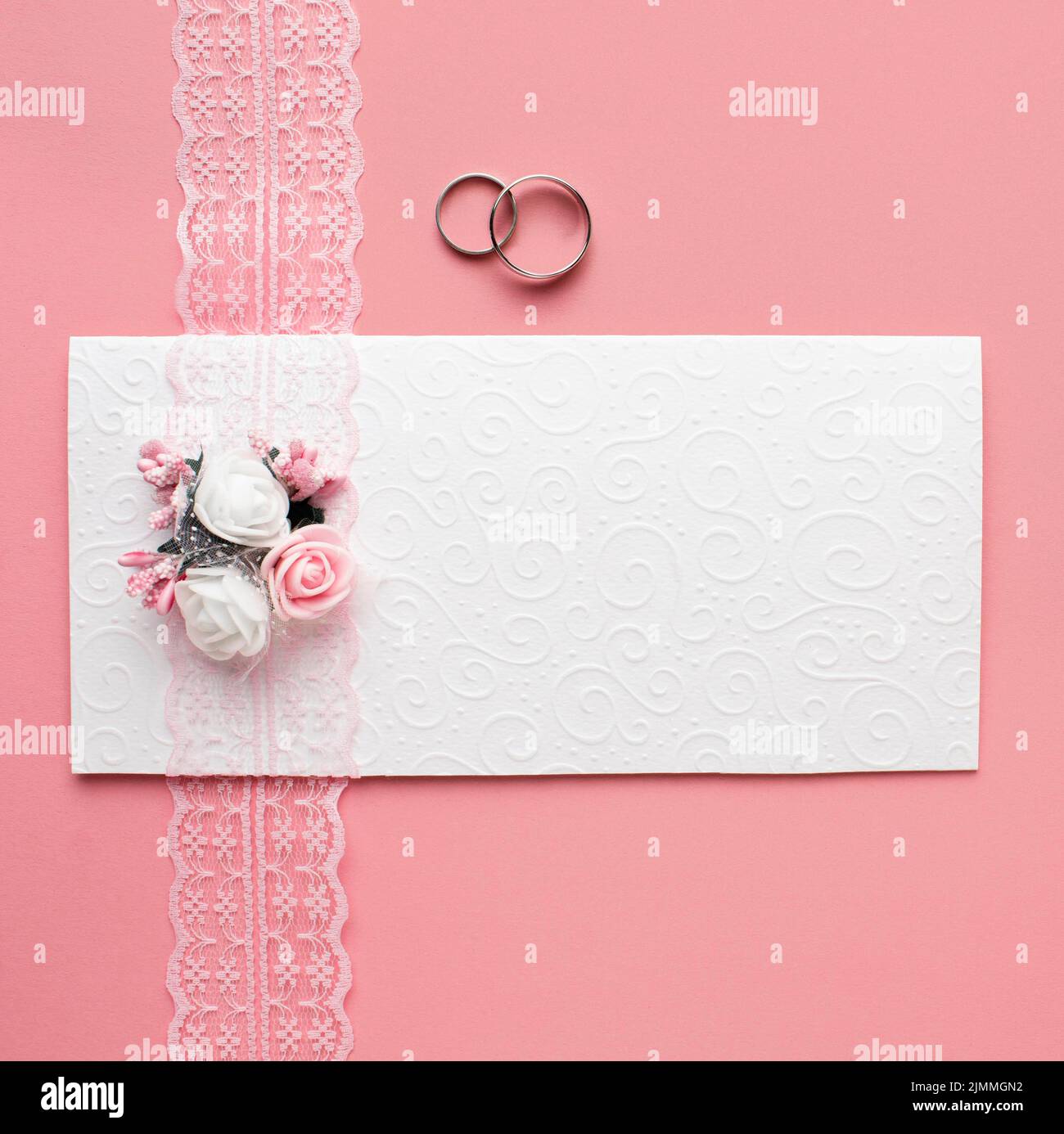 Luxuriöser Hochzeitskonzept minimalistischer Umschlag Stockfoto