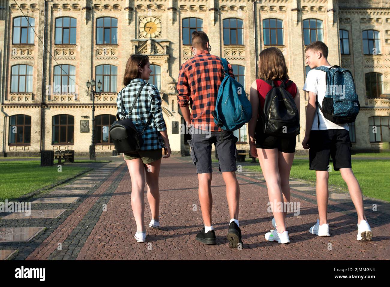 Rückansicht Teenager Freunde gehen Highschool Stockfoto