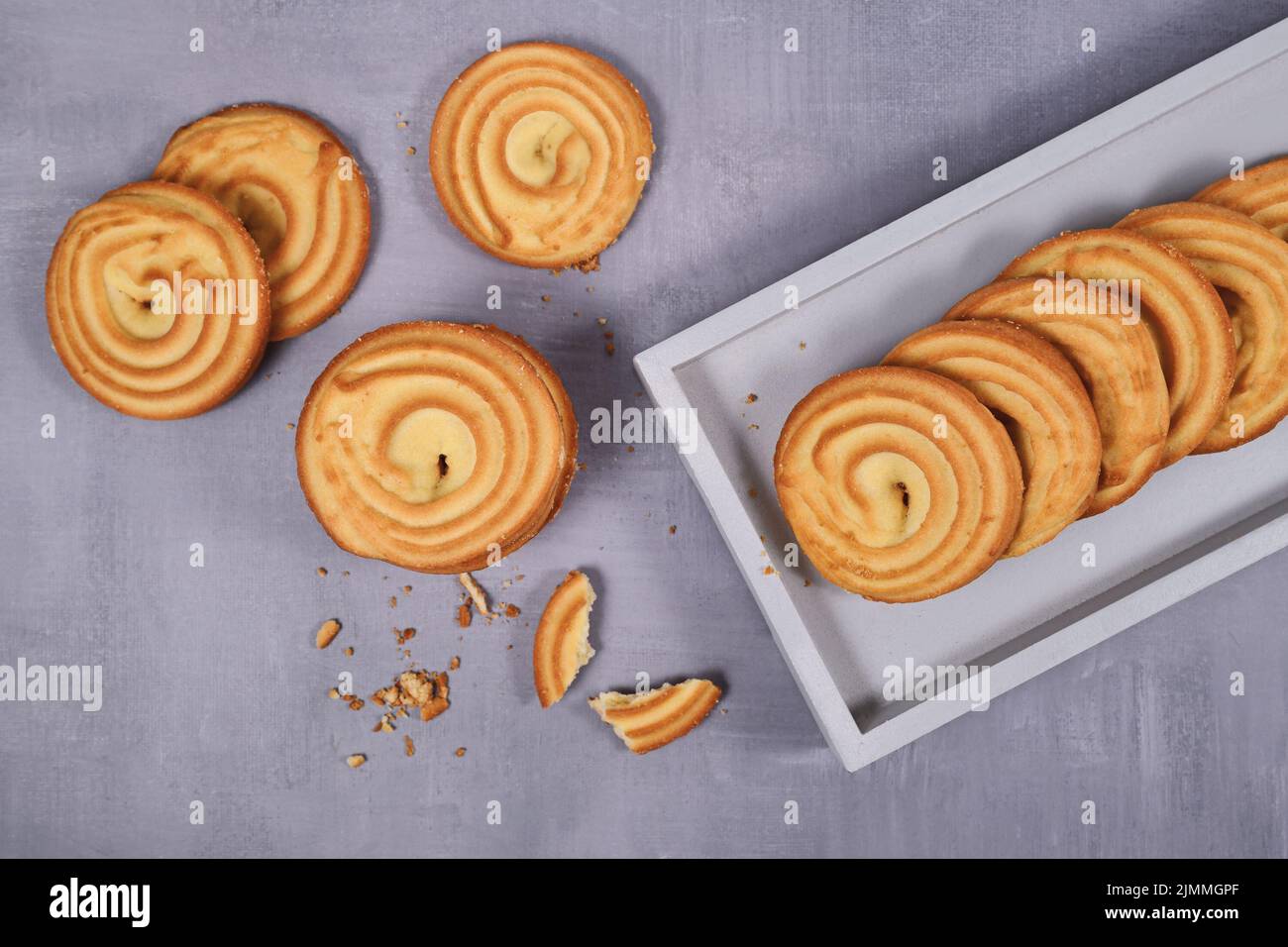 Draufsicht auf Spritz-Kekse, eine Art deutscher Butterkekse, die durch das Extrudieren von Teig mit einer Presse hergestellt wird Stockfoto