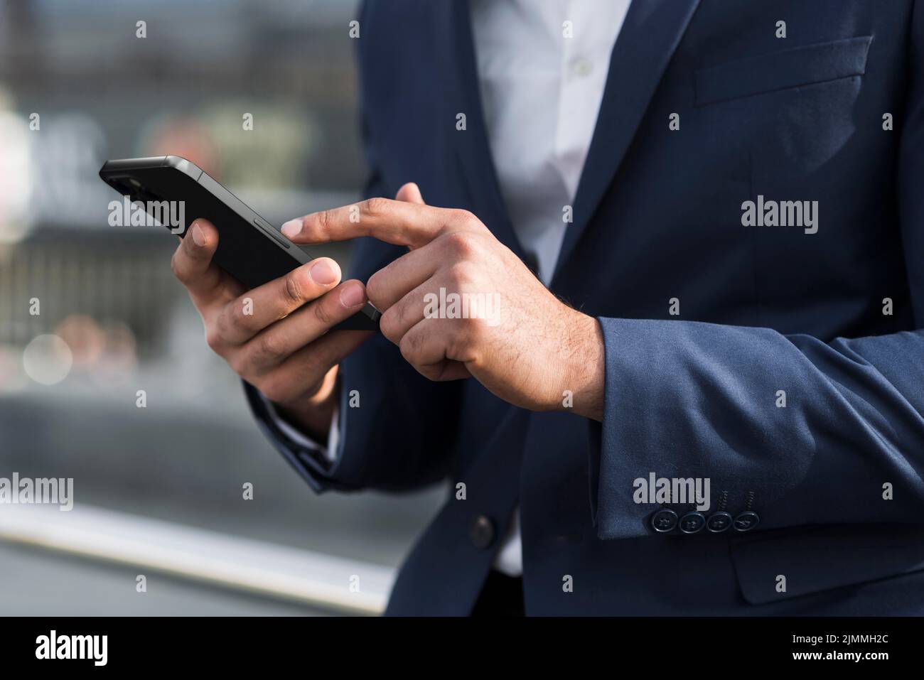 Nahaufnahme der Hände, die das Telefon halten Stockfoto