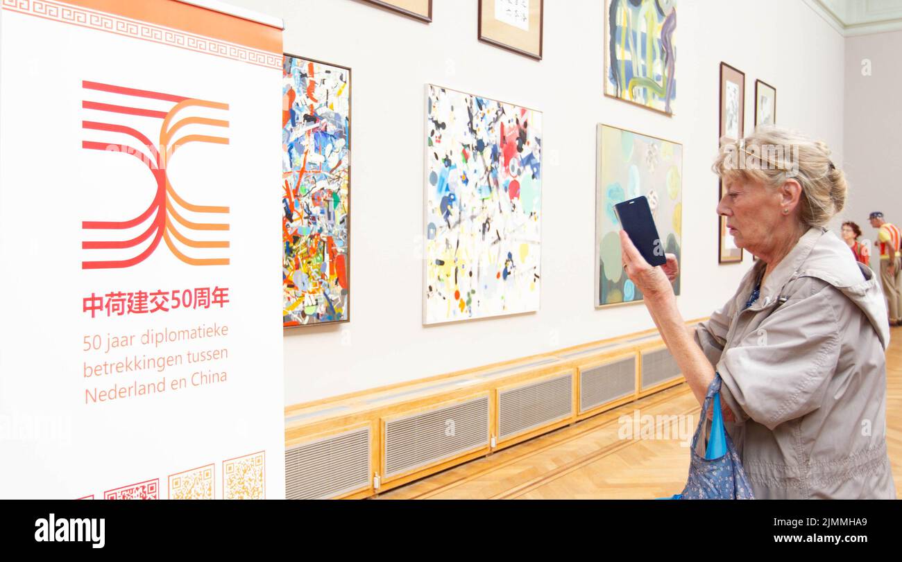 (220807) -- DEN HAAG, 7. August 2022 (Xinhua) -- Ein Besucher beobachtet Exponate auf einer chinesisch-niederländischen Kunstausstellung, die zum Gedenken an den 50.. Jahrestag der diplomatischen Beziehungen zwischen China und den Niederlanden in Den Haag, den Niederlanden, am 6. August 2022 stattfand. Die vom China Cultural Center in Den Haag und dem Pulchri Studio gemeinsam organisierte Ausstellung umfasst 50 Kunstwerke, wobei Künstler aus jedem Land 25 Kunstwerke beisteuern. Zu den Kunstwerken gehören traditionelle und zeitgenössische Gemälde, Kalligrafie, Skulpturen und Kunstinstallationen. (Foto von Sylvia Lederer/Xinhua) Stockfoto