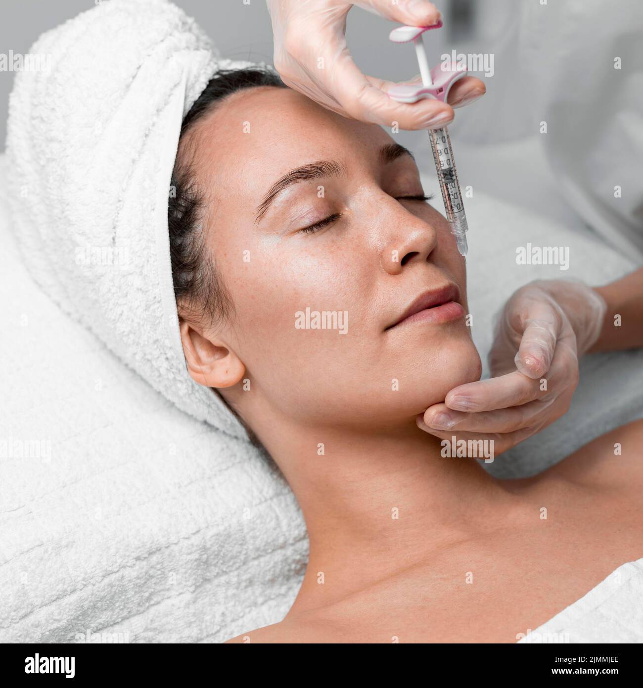 Kosmetikerin tut Füller Injektion weibliche Klientin Stockfoto