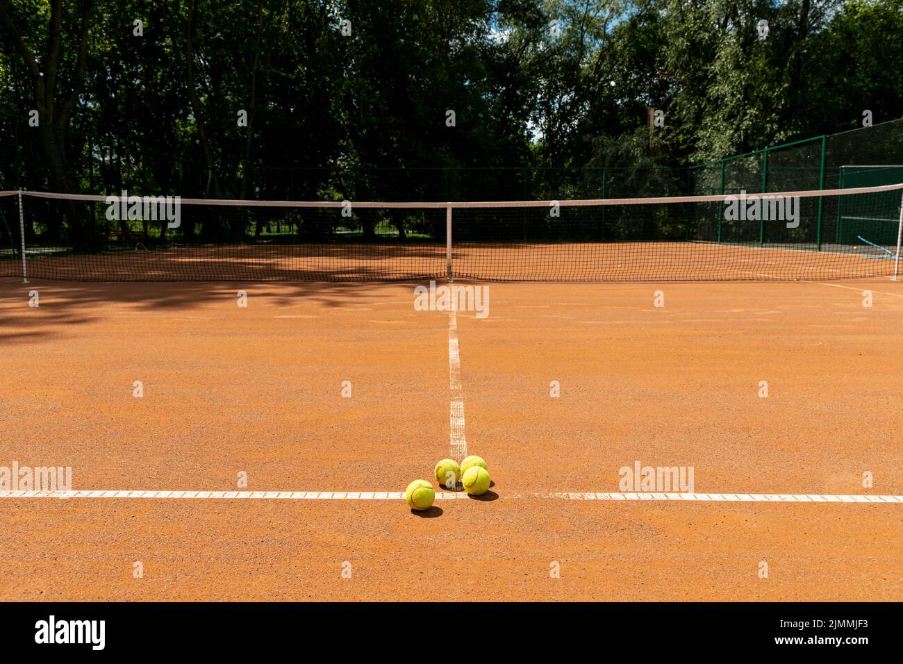 Tennisplatz mit Tennisbällen Stockfoto