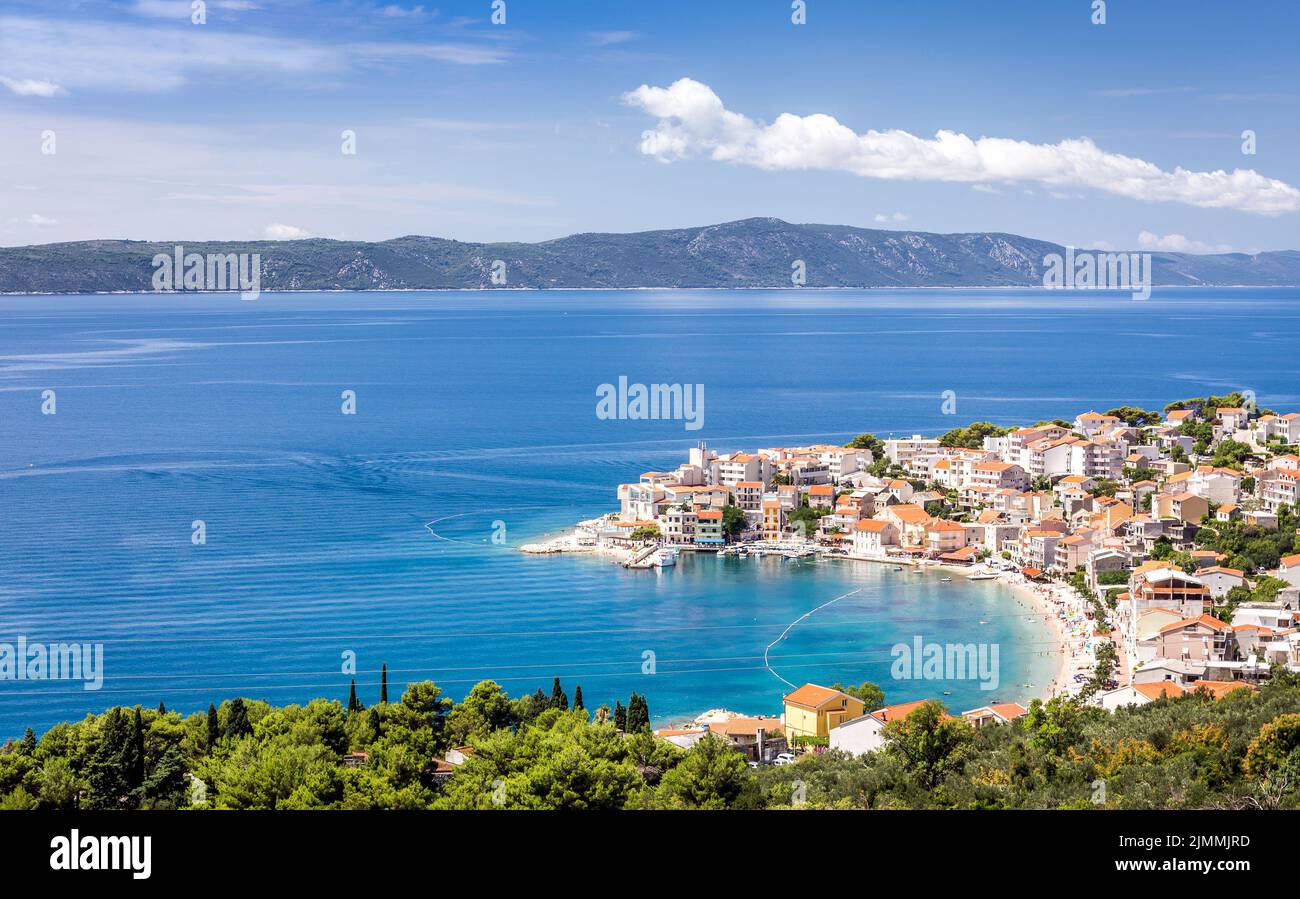 Luftaufnahme von Igrane Dorf, schöne kroatische Küste Seestücke Stockfoto