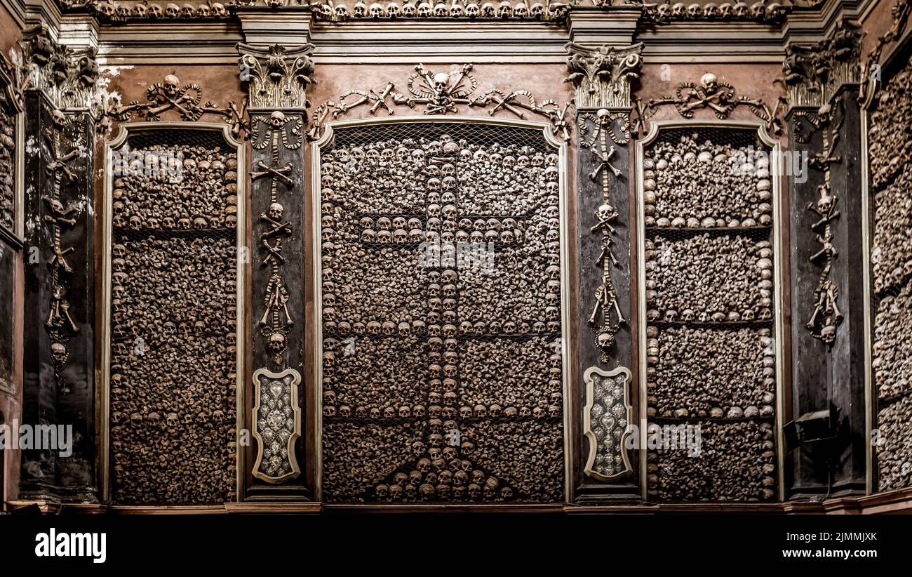 Mailand, Italien. Beinhaus-Kapelle in der Kirche San Bernardino alle Ossa. Stockfoto