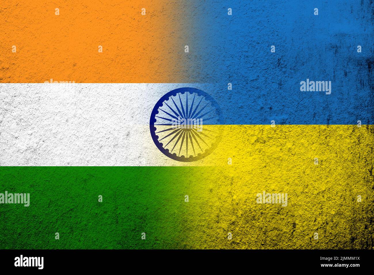 Die Republik Indien Nationalflagge mit Nationalflagge der Ukraine. Grungen Hintergrund Stockfoto