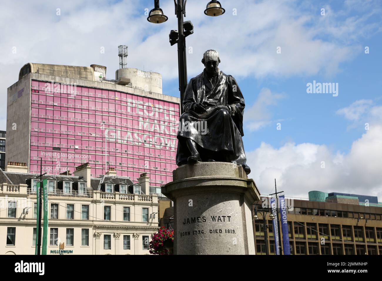 George Square, Glasgow, Schottland, Großbritannien. Statue von James Watt auf einem Sockel. Die Statue von Watt wurde von Chantrey entworfen und 1832 errichtet. Es ist eine der wenigen Statuen auf dem Platz, die in ihrer ursprünglichen Position geblieben sind und wurde durch öffentliches Abonnement bezahlt. Watts größte Errungenschaft war die Einführung von Dampfmaschinen mit separatem Kondensator. Dies machte sie schneller, sicherer und wirtschaftlicher, was dazu führte, dass Dampf die Wasserkraft als Hauptenergiequelle überholen konnte. Er schuf den Begriff „PS“ und erfand auch den Rev.-Zähler Stockfoto