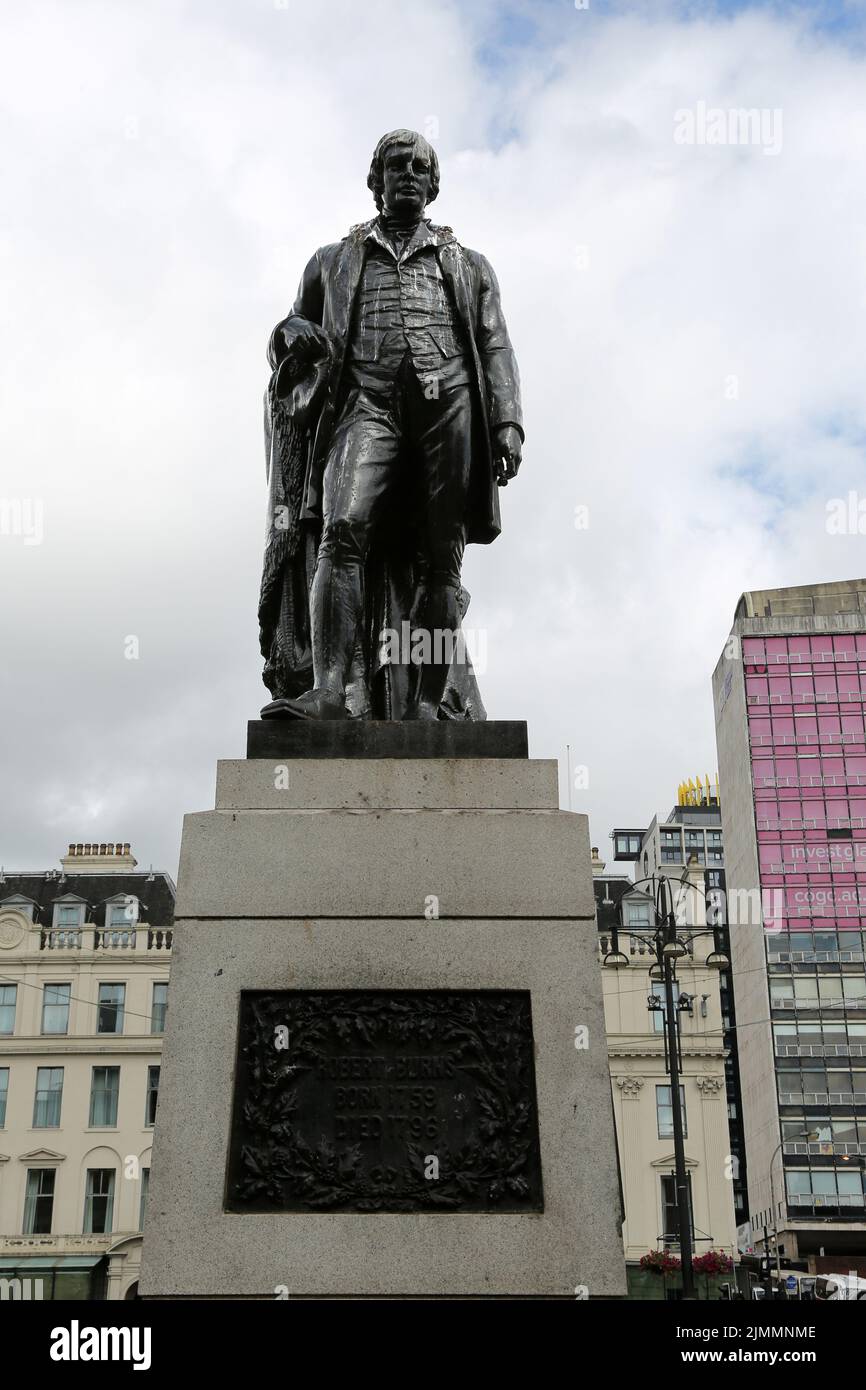 George Square, Glasgow, Schottland, Großbritannien. Eine Bronzestatue des schottischen Dichters Robert ( Rabbie ) Burns Stockfoto