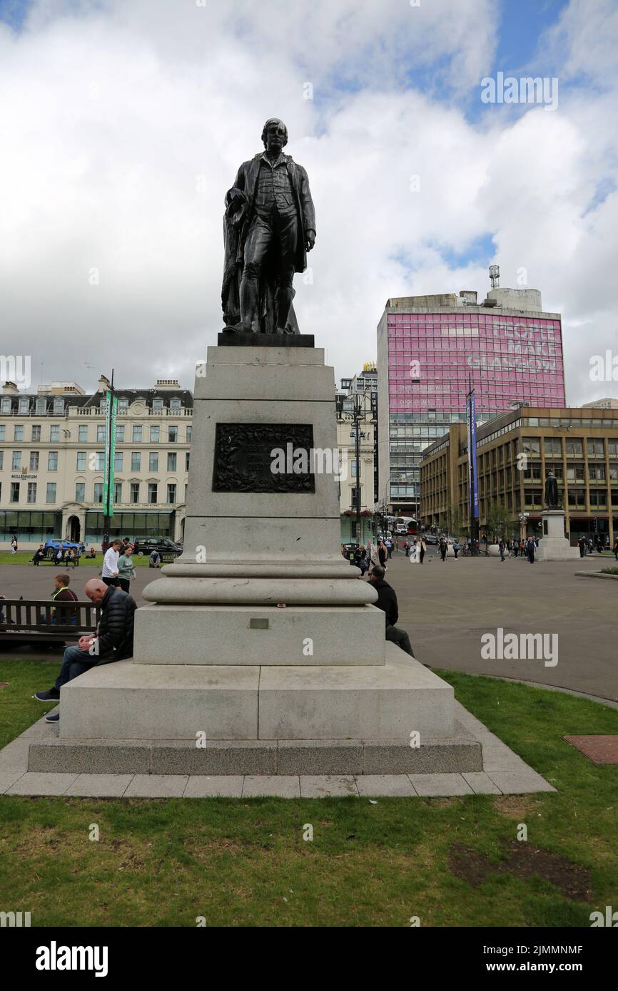 George Square, Glasgow, Schottland, Großbritannien. Eine Bronzestatue des schottischen Dichters Robert ( Rabbie ) Burns Stockfoto