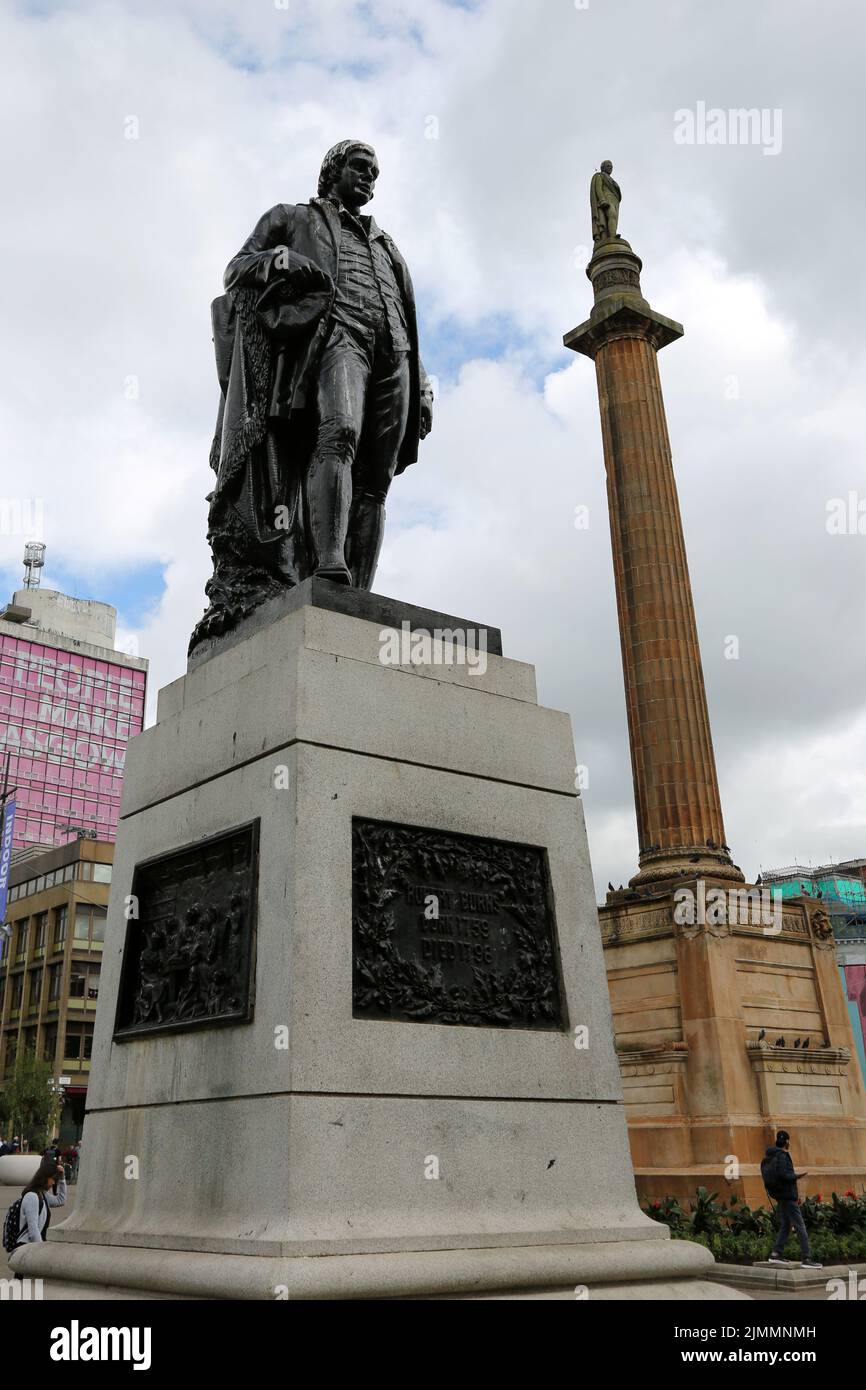 George Square, Glasgow, Schottland, Großbritannien. Eine Bronzestatue des schottischen Dichters Robert ( Rabbie ) Burns Stockfoto