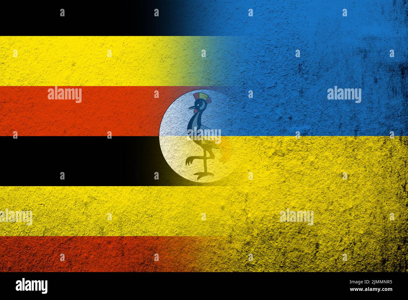 Die Republik Uganda Nationalflagge mit Nationalflagge der Ukraine. Grungen Hintergrund Stockfoto