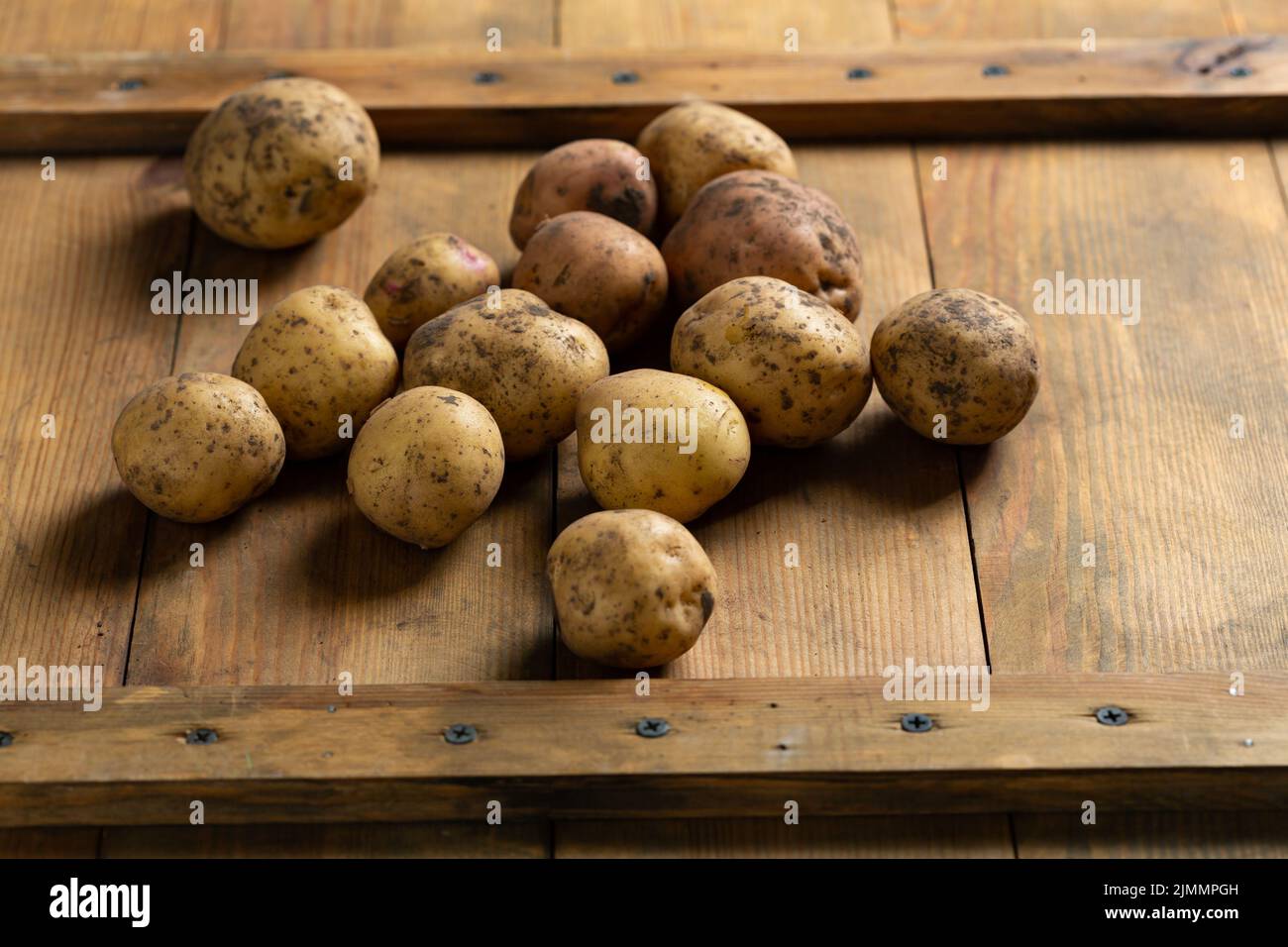 Frische hausgemachte Bio-Kartoffeln auf dem Holztisch Stockfoto