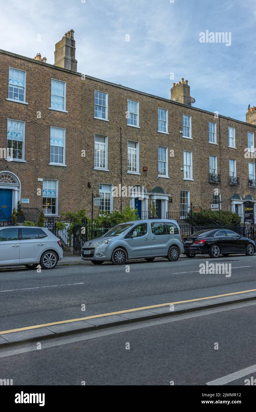 Eine schöne Aussicht auf ein Gebäude mit geparkten Autos in Dublin Stockfoto