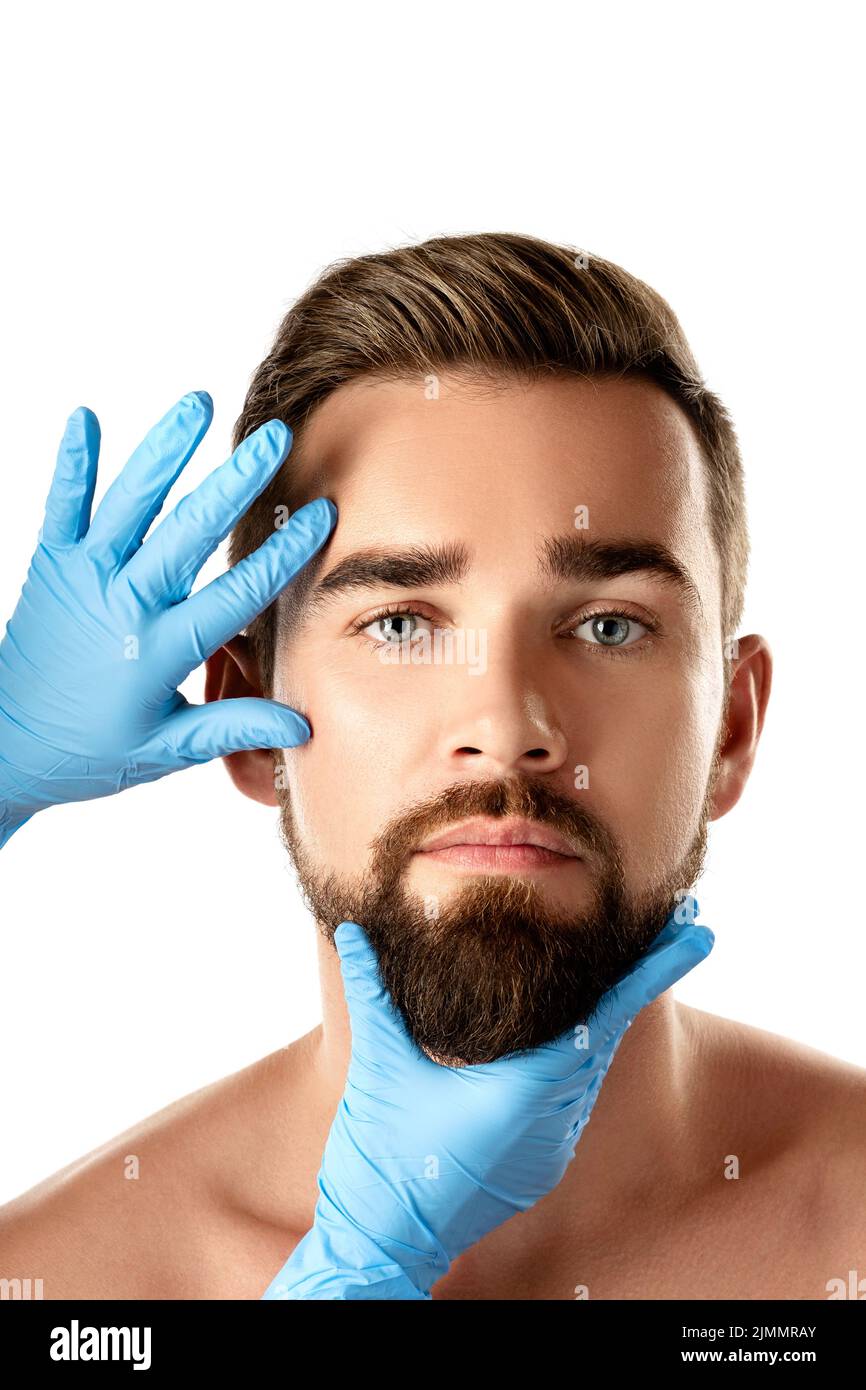 Schöner Mann während der Kontrolle vor einer plastischen Operation Stockfoto