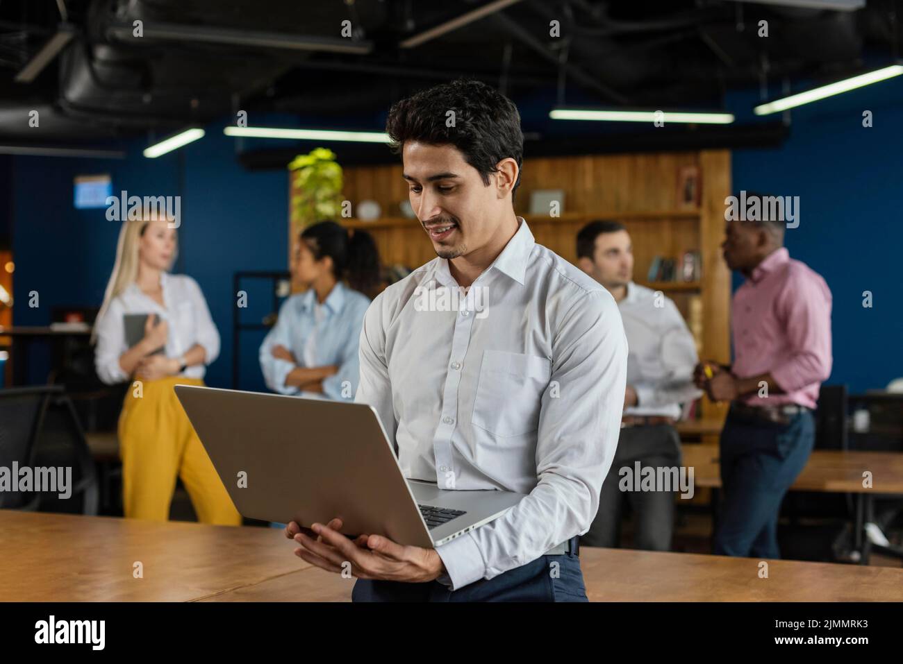 Smiley Mann Arbeit hält Laptop Stockfoto