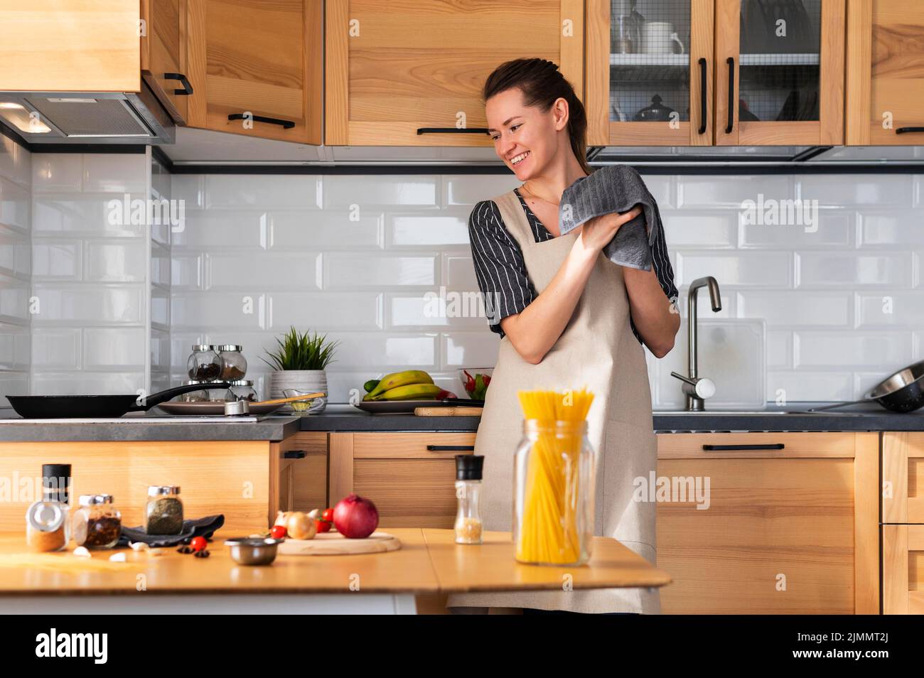 Mittellange Smiley-Frau zu Hause Stockfoto