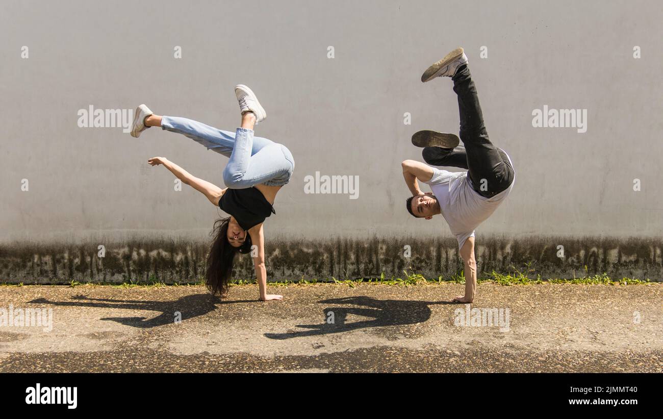 Junge Tänzerin im modernen Stil, die Straße aufführt Stockfoto