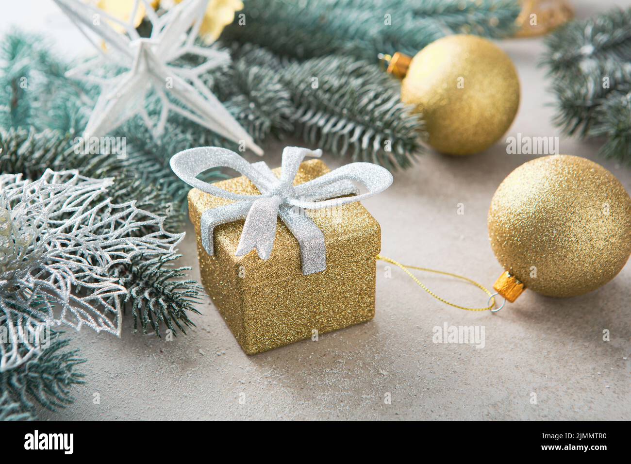 Weihnachtsgrußkarte mit Geschenkbox und Dekorationen Stockfoto