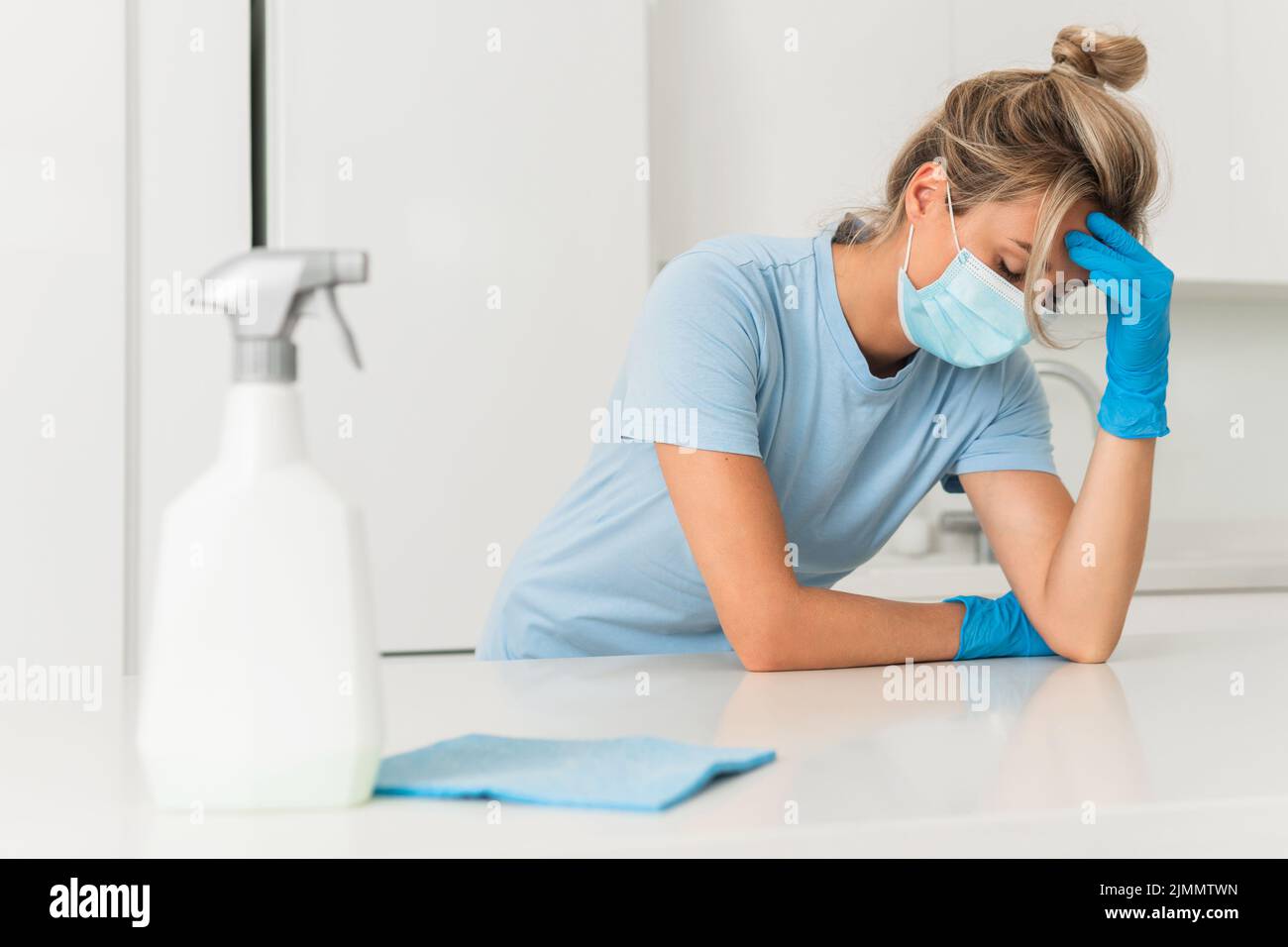 Frau mit einem Virus Symptome während der Reinigung ihres Hauses Stockfoto