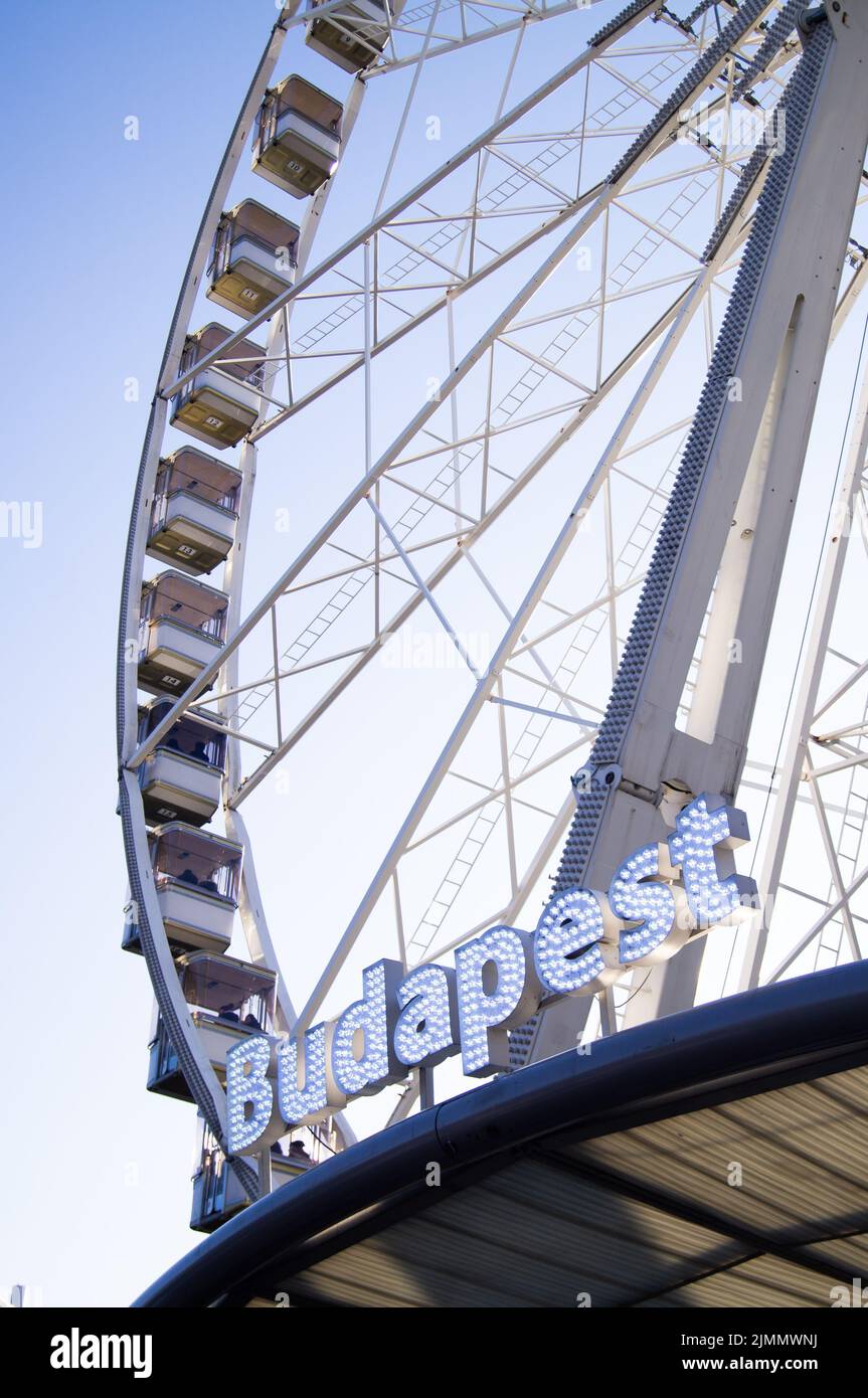 Budapester Riesenrad von unten, mit komplizierter Stahlkonstruktion und ikonischem Branding. Stockfoto
