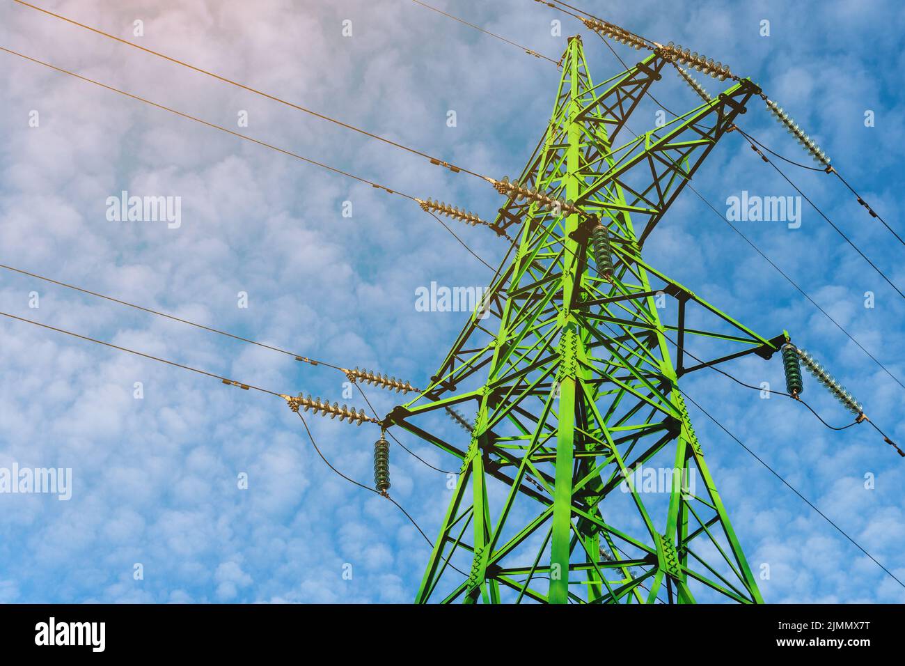 Grüner Sendeturm und schöner blauer Himmel Stockfoto