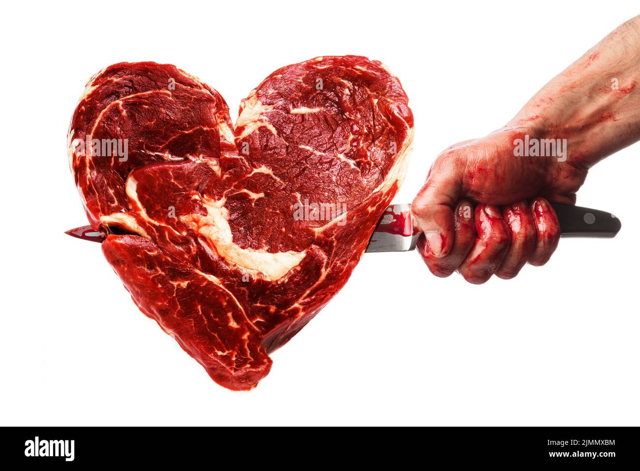 Männliche Hand mit blutigem Messer in Herzform in das Fleisch gestochen Stockfoto