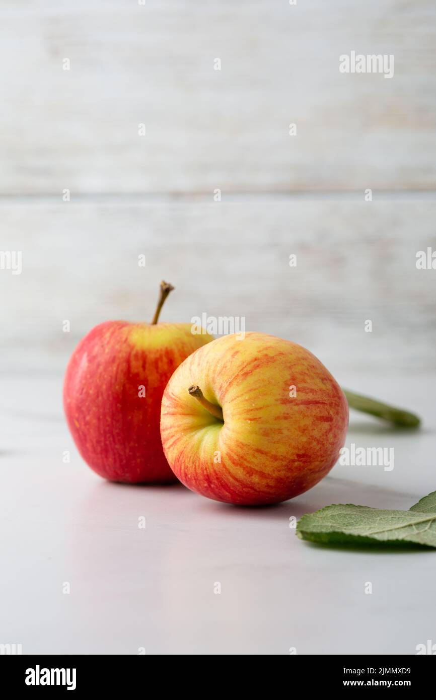 Zwei frische Bio-Äpfel auf leichter Oberfläche Erntekonzept Food Copy Space Stockfoto