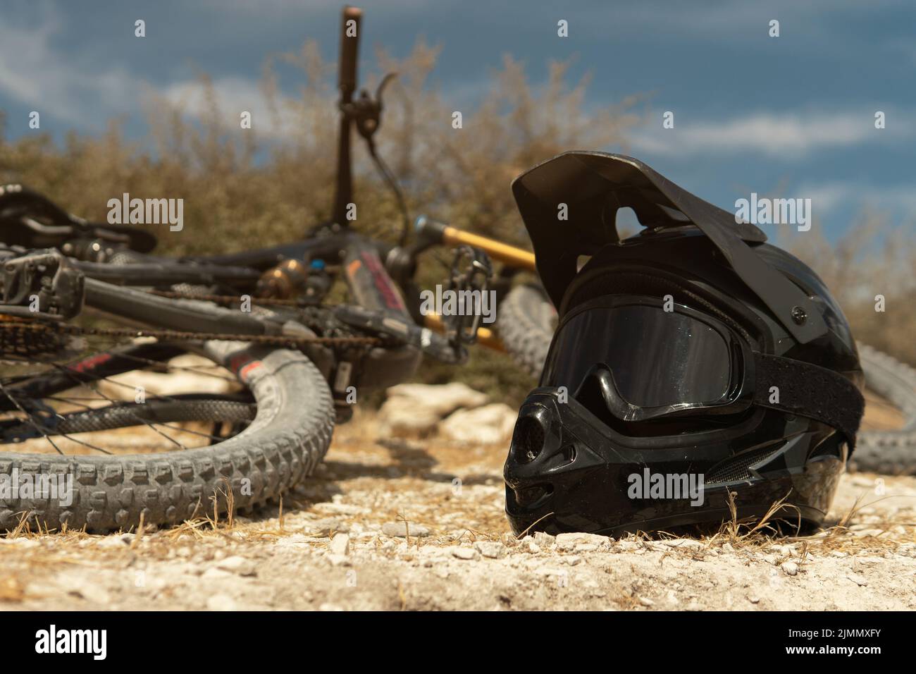 MTB-Bike und Helm mit Schutzbrille für Downhillradfahren Stockfoto