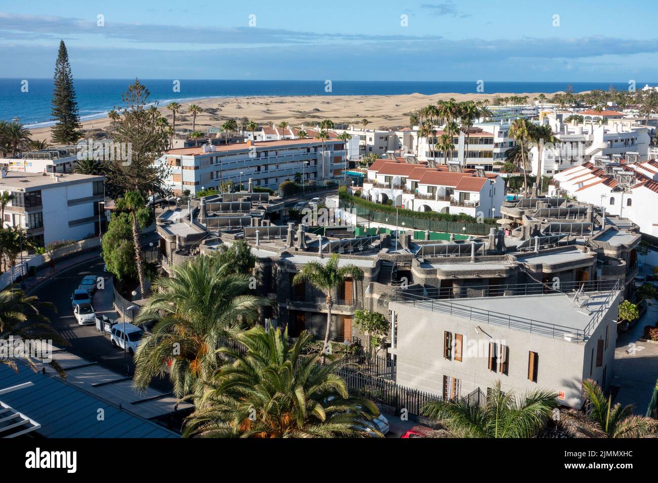 Landschaft mit Maspalomas Stadt, Playa del Ingles bei Sonnenuntergang, Gran Canaria, Spanien. Hotels, B&B und Dünen. Stockfoto